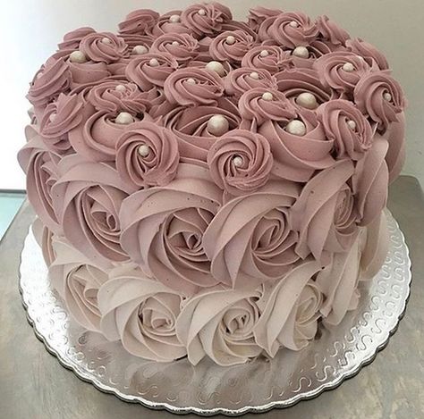 Pastel con decorado de flores